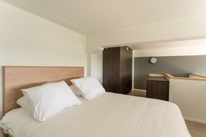 Suite Mewah (3) | Seprai premium, brankas, dan ruang kerja ramah laptop