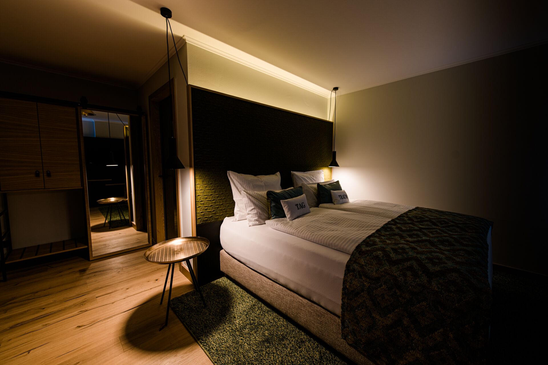 Kamar Double Comfort | Seprai premium, minibar, meja kerja, dan kedap suara