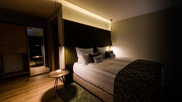 Kamar Double Comfort | Seprai premium, minibar, meja kerja, dan kedap suara
