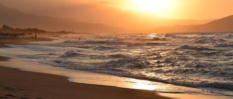 Una spiaggia nelle vicinanze, lettini da mare, teli da spiaggia