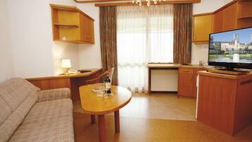 Apartamento (A2, incl. EUR 50 Cleaning fee) | 1 quarto, escrivaninha, quartos à prova de som, Wi-Fi de cortesia