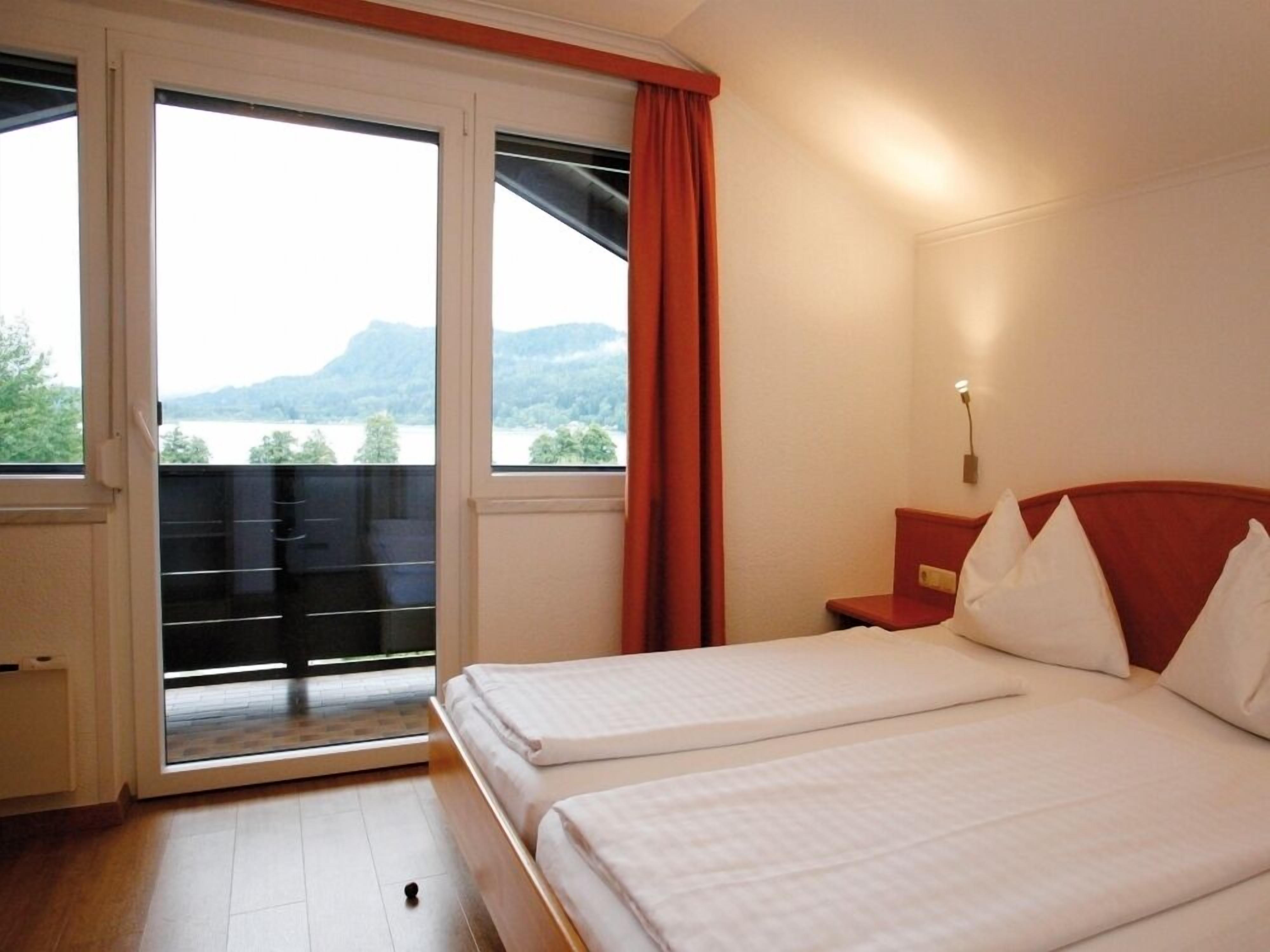 Desk, soundproofing, free WiFi, bed sheets