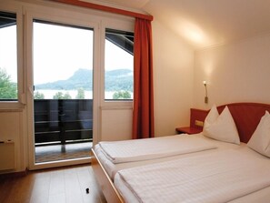 Escrivaninha, quartos à prova de som, Wi-Fi de cortesia, roupa de cama