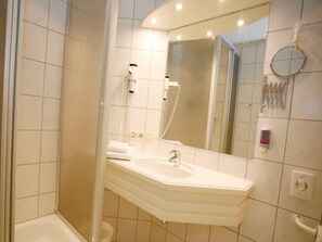 Comfort Double Room, Balcony | Bathroom | Shower, hair dryer, towels, soap