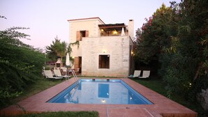 Ein Schwimmbad mit Steinmauer und Balkon.