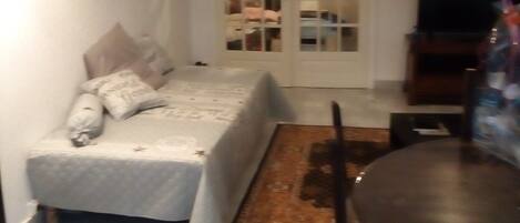 1 slaapkamer, een strijkplank/strijkijzer, wifi, beddengoed