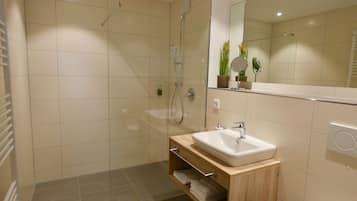 Studio Business, 1 giường cỡ queen, không hút thuốc, bếp | Phòng tắm | Buồng tắm vòi sen, đồ dùng nhà tắm miễn phí, máy sấy tóc, khăn tắm