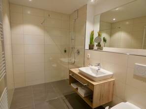 Business studio, 1 queensize bed, niet-roken, keuken | Badkamer | Een douche, gratis toiletartikelen, een haardroger, handdoeken