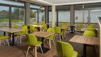 Desayuno buffet (EUR 11 por persona)