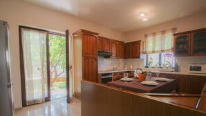 Apartemen (A4) | Dapur pribadi | Mesin pembuat kopi/teh, microwave, oven, dan kompor