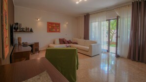 Apartemen (A4) | Ruang keluarga | TV layar datar