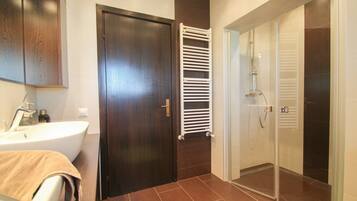 Appartamento (A4) | Bagno | Asciugamani, sapone, carta igienica