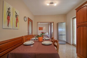 Apartment (A4) | Eigene Küche | Mikrowelle, Ofen, Herdplatte, Geschirrspüler