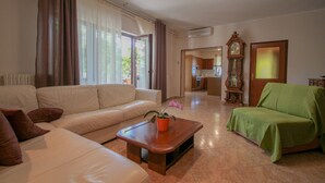 Apartemen (A4) | Ruang keluarga | TV layar datar