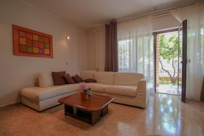 Apartment (A4) | Wohnzimmer | Flachbildfernseher