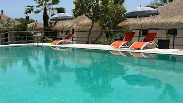 Hồ bơi ngoài trời, mở cửa từ 9:30 đến 19:30, ghế dài tắm nắng