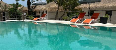 Alberca al aire libre, acceso de 09:30 a 19:30, y camastros