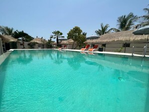 Piscine extérieure, chaises longues