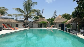 Piscine extérieure, chaises longues