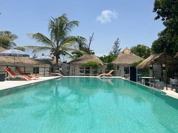 Piscine extérieure, chaises longues