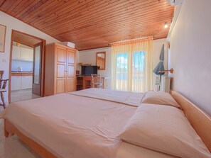 Apartment (A2+1 nr.3) | 1 Schlafzimmer, kostenloses WLAN, Bettwäsche