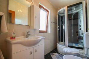 Apartment (sivi) | Bathroom | Towels, soap, toilet paper