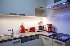 Fridge, microwave, stovetop, dishwasher