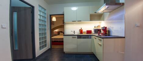 Kühlschrank, Mikrowelle, Herdplatte, Geschirrspüler