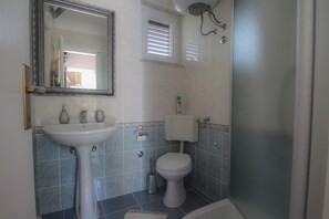 Ducha, toallas, jabón, papel higiénico