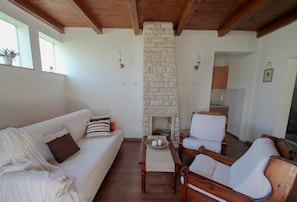 Casa familiar | Sala de estar | Una televisión de pantalla plana