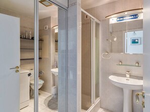 Bathroom - 2-bedroom duplex beachfront with parking in Trégastel (Trégastel)