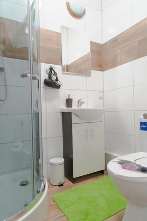 Quarto triplo luxo | Banheiro | Chuveiro, ducha de hidromassagem, secador de cabelo, toalhas de banho