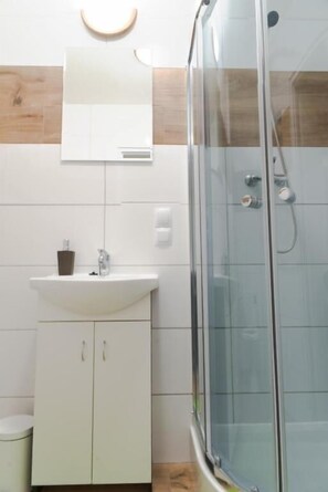 Dobbeltrom – deluxe | Bad | Dusj, dusjhode med hydromassaje, hårføner og håndklær