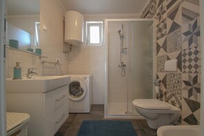 Apartment, 2 Bedrooms | Bathroom | Towels, soap, toilet paper - Katja (Novigrad)