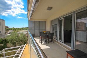 Apartamento, 2 habitaciones | Balcón