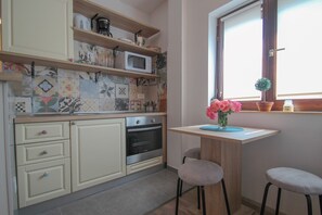 Appartement | Coin cuisine privé | Grand réfrigérateur, four, plaque de cuisson, cafetière/bouilloire