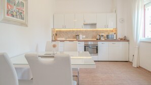 Huoneisto, terassi | Yksityinen keittiö | Kahvin-/teenkeitin, täysikokoinen jääkaappi, mikroaaltouuni, uuni
