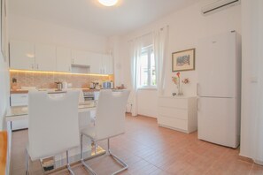 Apartment, Terrace | Private kitchen | Full-size fridge, microwave, oven, stovetop - Lea (Novigrad)