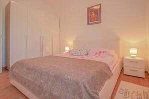 Apartamento, terraza | 2 dormitorios, escritorio, wifi gratis y ropa de cama