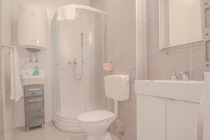 Apartamento, terraza | Baño | Ducha, toallas, jabón y papel higiénico