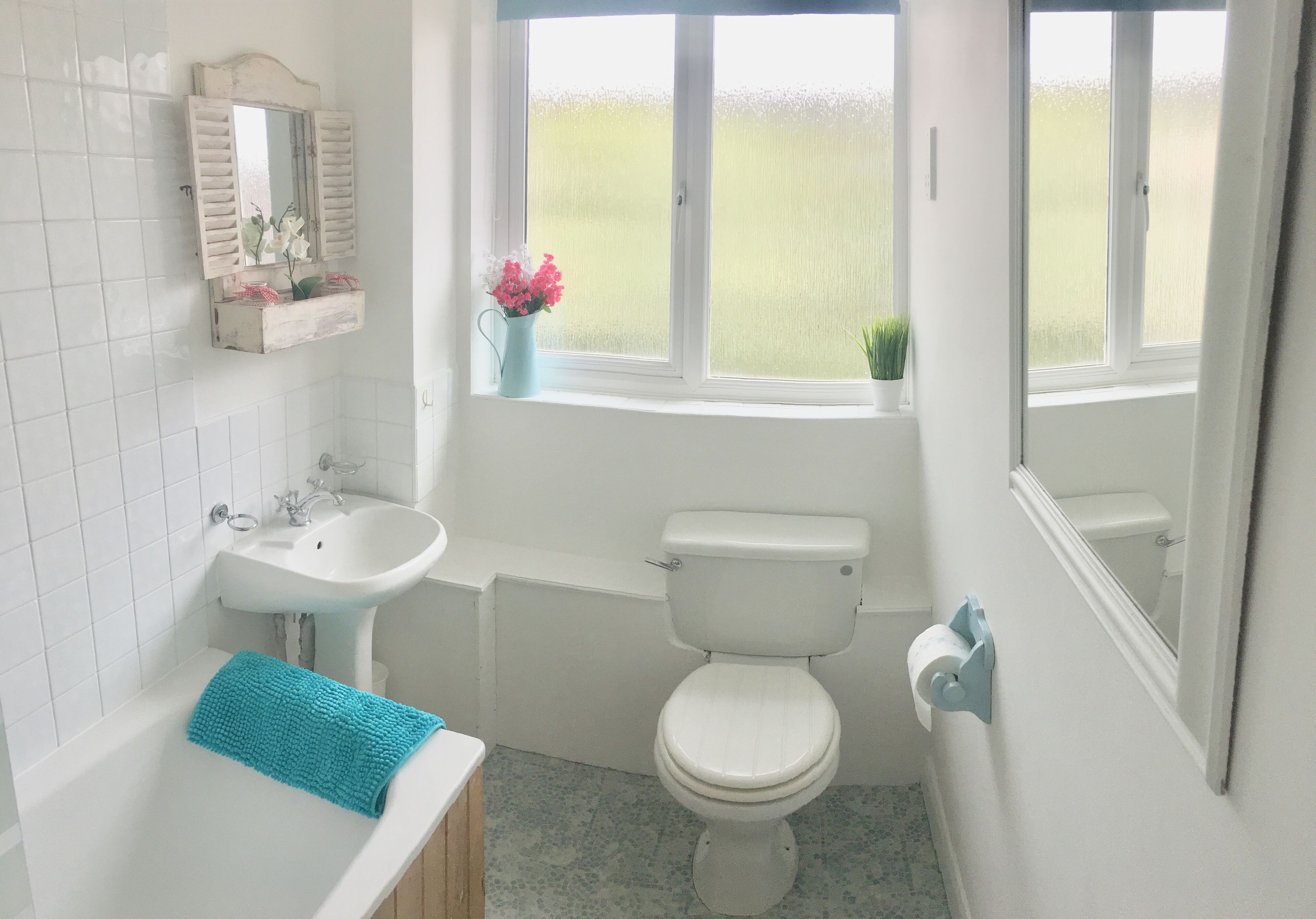 Deluxe-Apartment | Badezimmer | Duschwanne, Regendusche, kostenlose Toilettenartikel, Haartrockner