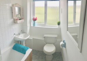 Appartement Deluxe | Salle de bain | Ensemble baignoire-douche, douche cascade