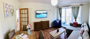 Deluxe-Apartment | Wohnbereich | 49-Zoll-Flachbildfernseher mit Kabelempfang, Smart-TV