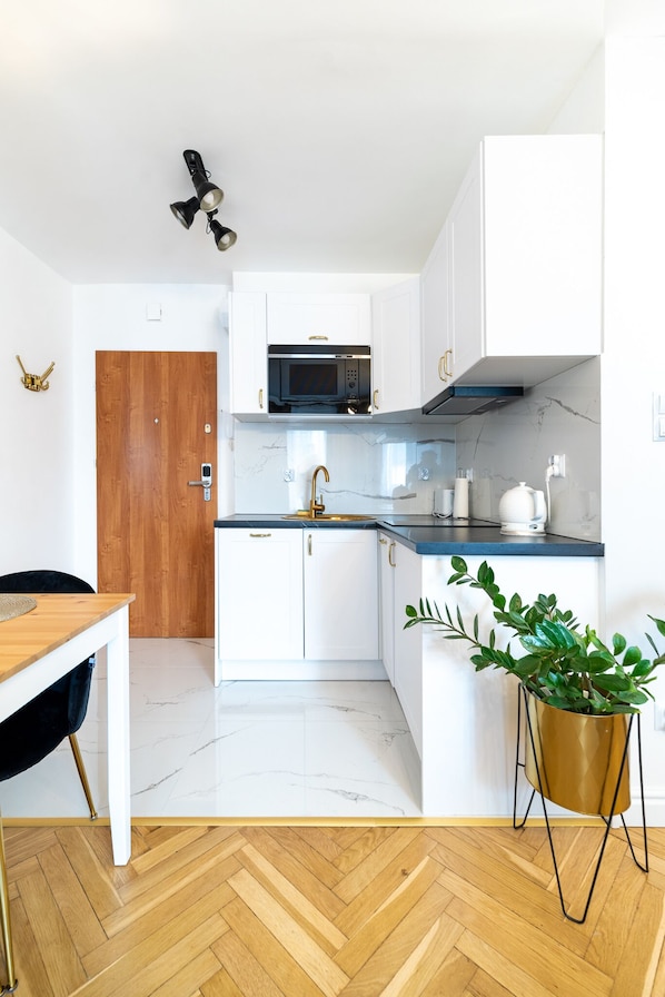 Fridge, microwave, stovetop, dishwasher