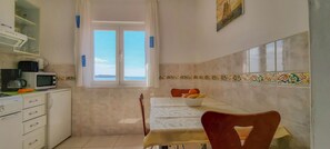 Refrigerador, horno, placa de cocina, utensilios de cocina