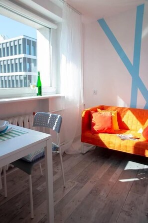 Standard Single Room | Living area | 32-inch flat-screen TV with cable channels, TV - Catedral Rooms (Szczecin)