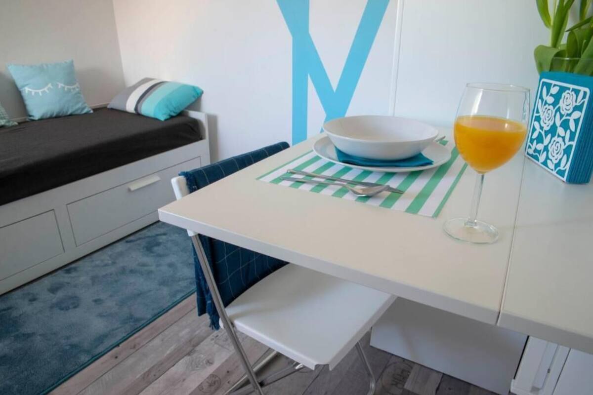 Chambre Double Standard | Coin séjour | Télévision à écran plat de 32 pouces avec chaînes par câble, télévision