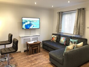 Fountain View Apartment | Living area | 50-inch flat-screen TV with satellite channels, TV - Fountain View 1BR Flat-Free Parking (Oxford)