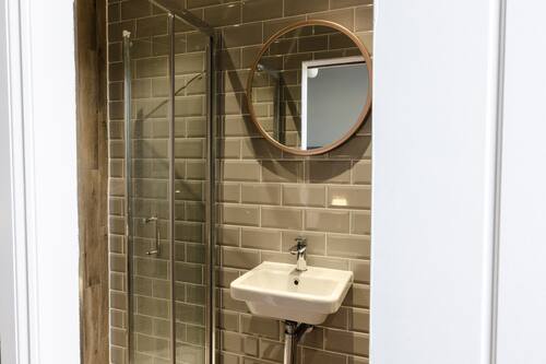 Premier-Doppel- oder -Zweibettzimmer, Nichtraucher | Dusche im Bad