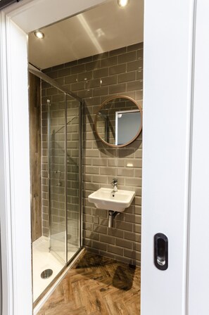 Premier Double or Twin Room, Non Smoking | Bathroom shower